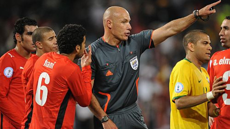 Hovards Vebs Ēģiptes spēlētāju ielenkumā
Foto: AFP