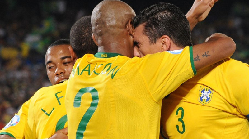 Brazīlijas futbolisti svin
Foto: AFP