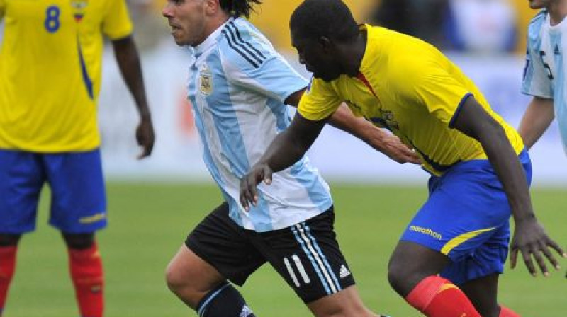 Džovanni Espinoza cīņā ar Karlosu Tevezu
Foto: AFP