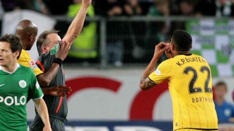 Kevins-Prinss Boatengs saņem sarkano kartīti
Foto: AFP