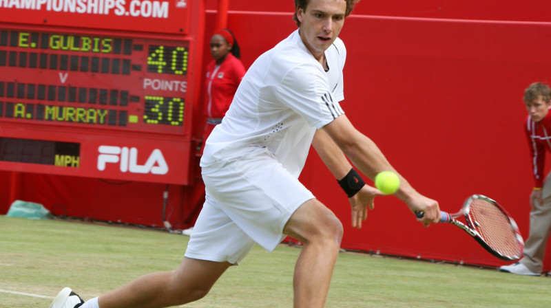 Ernests Gulbis pērn "Queen's" turnīra mačā ar Endiju Mareju.
Foto: Professional Sport
