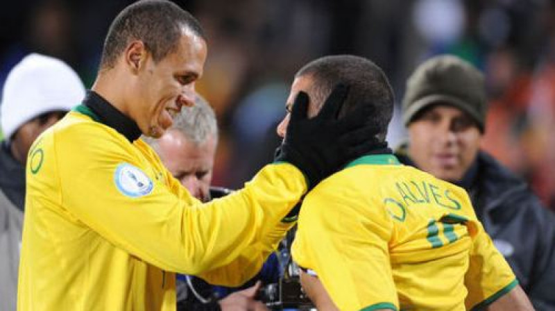 Luiss Fabiano sveic Danielu Alvešu
Foto: AFP