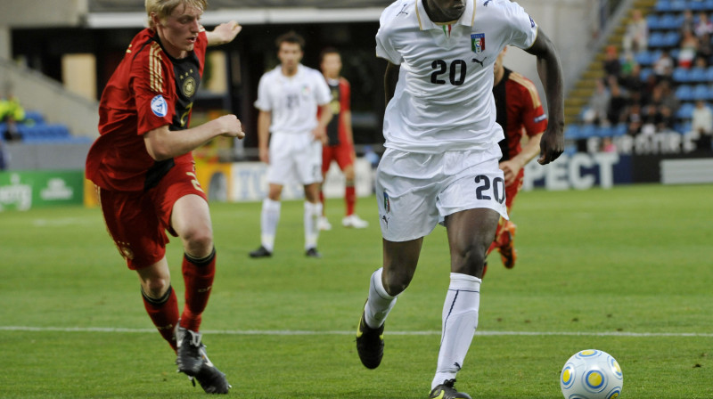 Andreass Beks (no kreisās) pret Mario Balotelli
Foto: AFP
