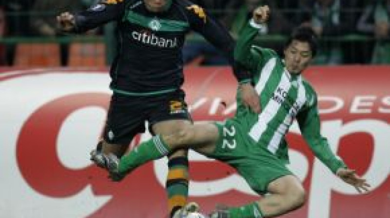 Daisuke Matsui (pa labi) cīņā ar pretinieku
Foto: AP