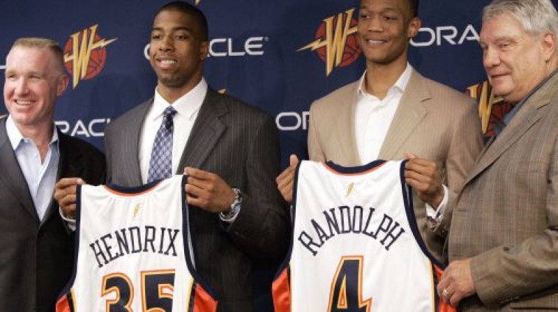 ''Warriors'' draftētie spēlētāji pagājušajā gadā, kā arī Kriss Mulins un Dons Nelsons
Foto: AP