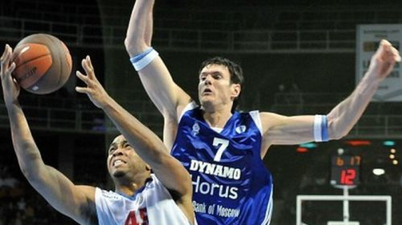 Darjušs Lavrinovičs aizsardzībā
Foto: Romualds Vambuts, eSports.lv