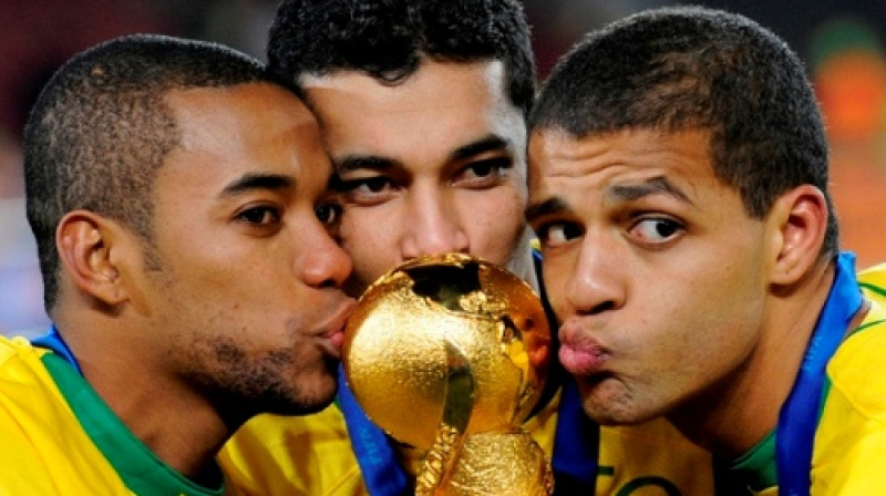 Robinju, Andre Santošs un Felipe Melo ar izcīnīto kausu
Foto: Scanpix Sweden