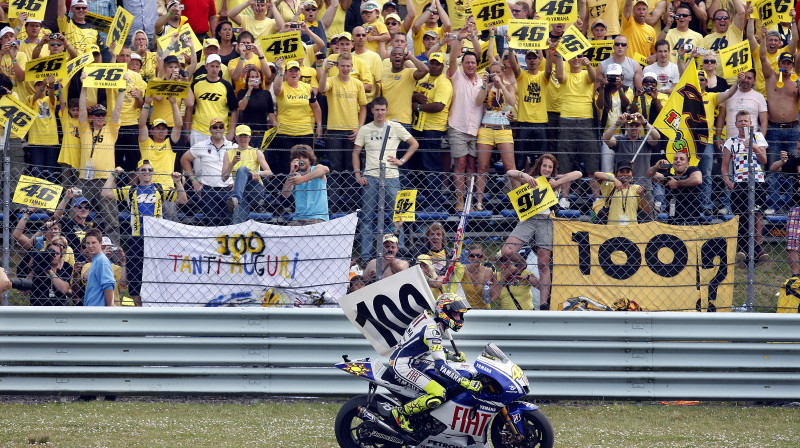 Fani sveic Valentino Rosi
Foto: AFP