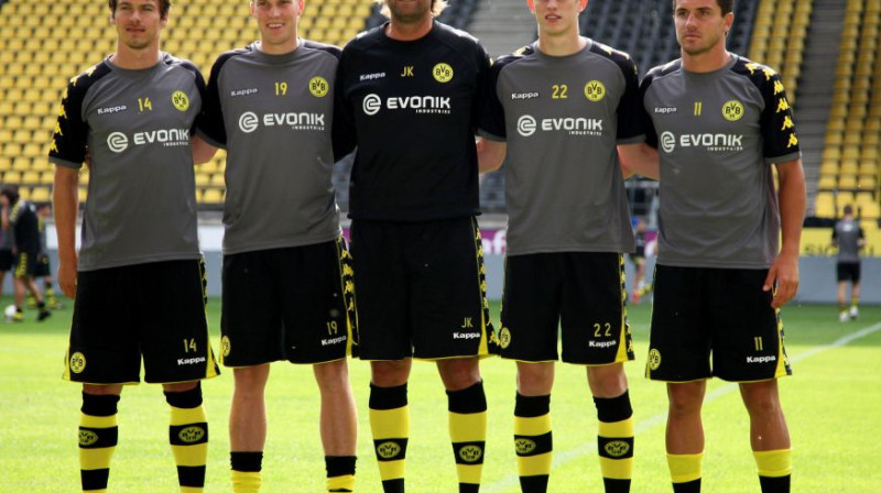 "Borussia" galvenais treneris Jirgens Klops (vidū)
iepazīstina ar komandas jaunpienācējiem
Foto: AFP