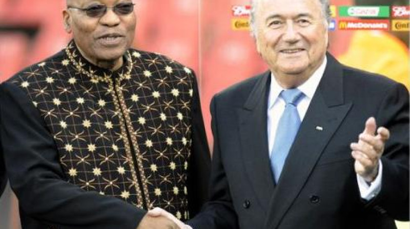 Dienvidāfrikas Republikas prezidents (pa kreisi) un Zeps Blaters
Foto: AP