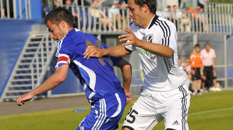 "Dinaburg" kapteinis Jurijs Sokolovs (pa kreisi) cīņā
par bumbu ar igauņu "Nomme Kalju" aizsargu
Foto: Romualds Vambuts, eSports.lv