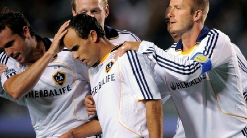 Deivids Bekhems un komandas biedri sveic vārtu guvēju Lendonu Donovanu 
Foto: AP