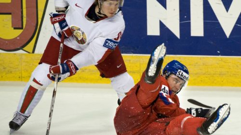 Mihails Grabovskis (pa kreisi) Baltkrievijas izlases sastāvā
Foto: AFP