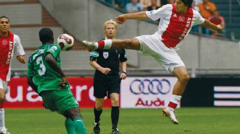 Luis Suarezs(pirmais no labās)