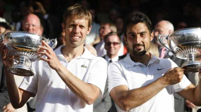 Daniels Nestors un Nenads Zimonjičs
Foto: AFP