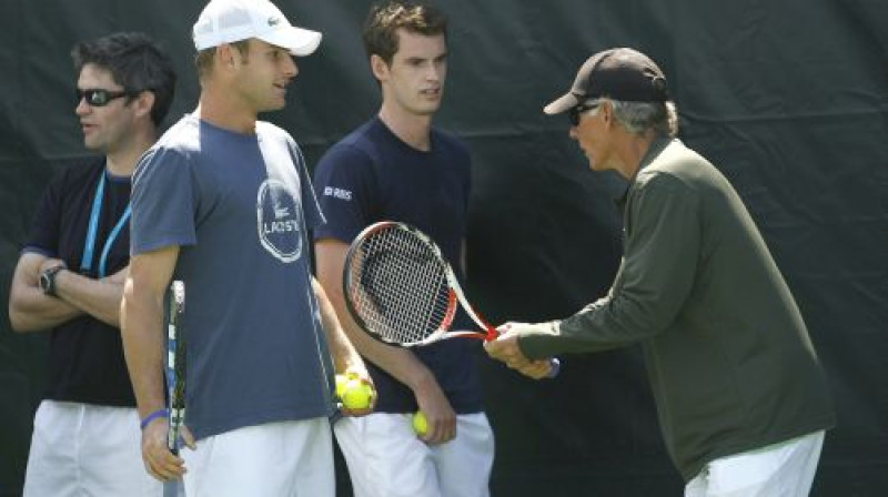 Endijs Rodiks un Endijs Marejs kopā ar Lariju Stefanki (no labās)
Foto: Topfoto