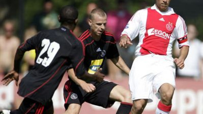 Deniss Ivanovs (vidū) cīņā ar Luizu Suarezu
Foto: www.ajax.nl