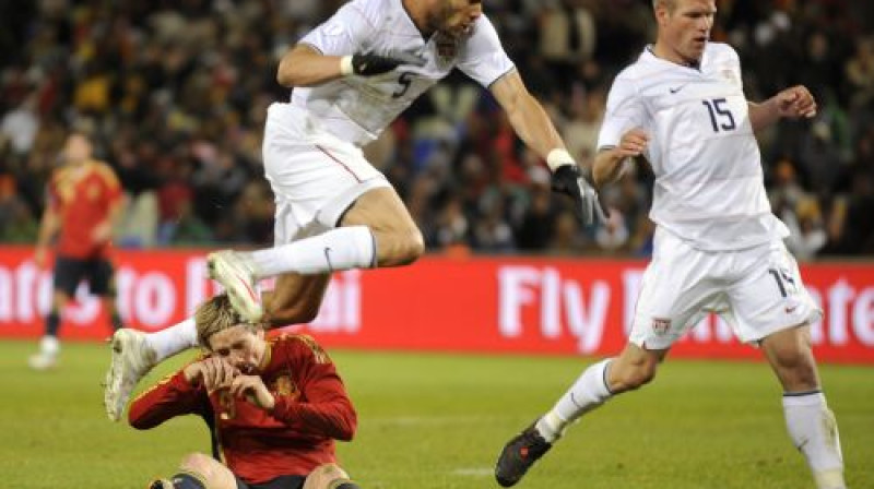 Oguči Onjevu lec pāri Fernando Toresam
Foto: AFP
