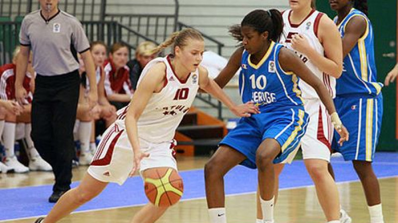 Anna Sonka un Sabīne Niedola cīņā ar pretiniecēm
Foto: www.fibaeurope.com