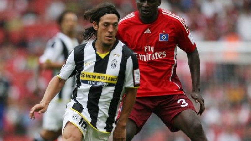 Timotijs Atuba cīnās ar Mauro Kamoranezi
Foto: digitale