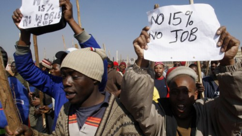 Streikojošie strādnieki pie "Soccer City" stadiona
Foto: AP