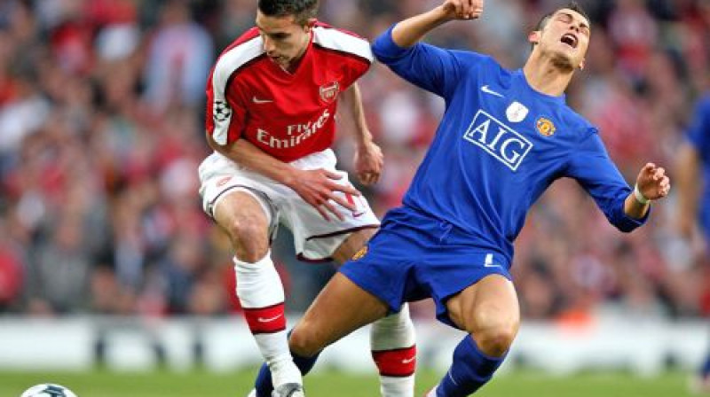 Robins van Persijs cīņā ar Krištianu Ronaldu
Foto: AFP