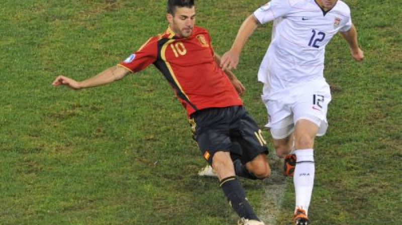 Maikls Bredlijs (no labās) pret Sesku Fabregasu
Foto: AFP