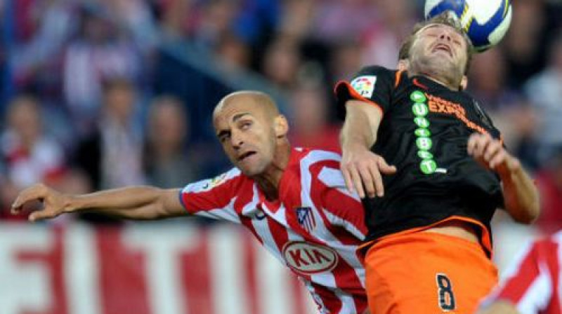 Mariano Pernija (pa kreisi) divcīņā ar Rubenu Barahu
Foto: AFP