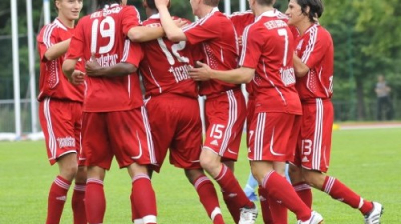 "Skonto" futbolisti ar vārtu guvumu sveic Natanu Žunioru
Foto: Romualds Vambuts, eSports.lv