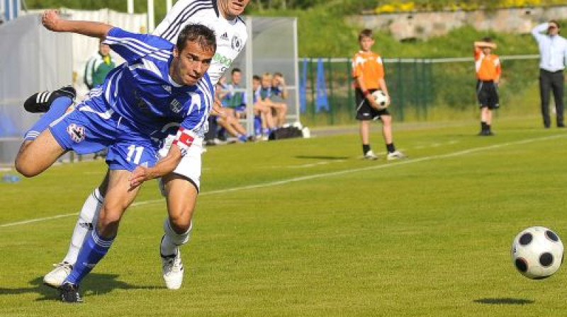 Jurijs Sokolovs cīnās par bumbu
Foto: Romualds Vambuts, eSports.lv