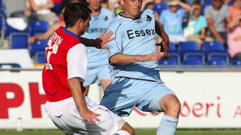 Dānijas "Randers" (zilajās formās) sagrāva
Ziemeļīrijas "Linfield". Foto: AP