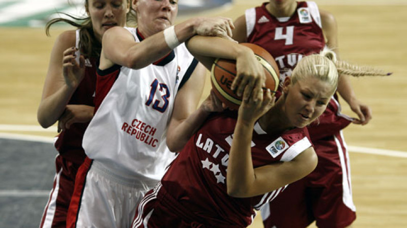 Diāna Ozoliņa cīņā par bumbu
Foto: www.fibaeurope.com