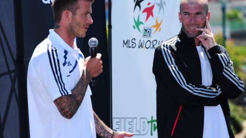 Zinedins Zidāns klausās, ko runā Deivids Bekhems
Foto: AFP