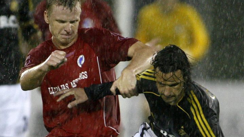 Deniss Ivanovs (pa kreisi), visticamāk, Eirokausos
ar "Metalurgu" šosezon vēl paspēs uzspēlēt
Foto: Romans Kokšarovs, Sporta Avīze, f64