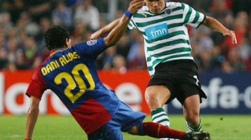 Marats Izmailovs cīņā ar Danielu Alvešu
Foto: AFP