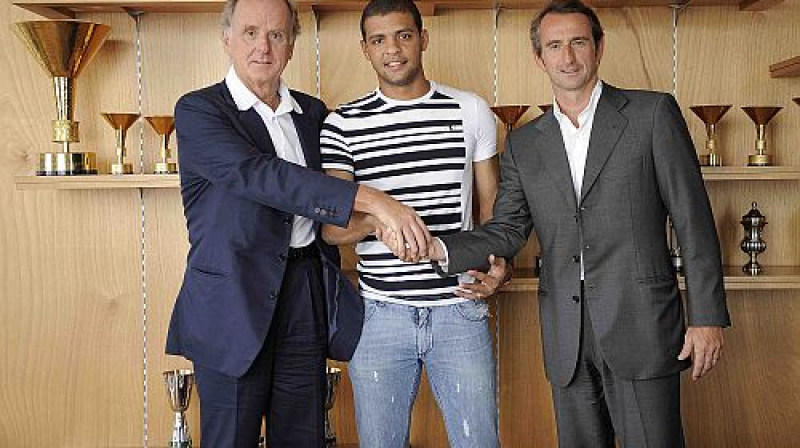 Felipe Melo (vidū) kopā ar kluba vadību
Foto: Digitale