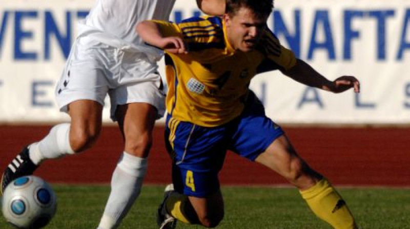 Jurijs Žigajevs cīņā par bumbu
Foto: Romans Kokšarovs, Sporta Avīze, f64