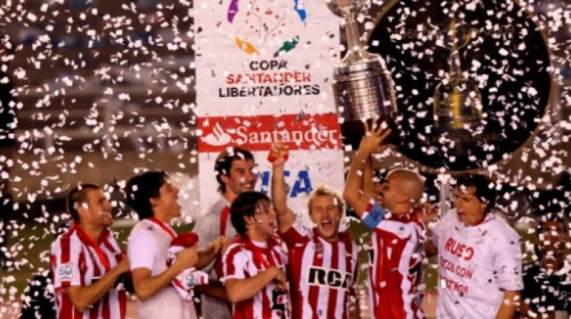 "Estudiantes" futbolisti ar izcīnīto kausu 
Foto: AP