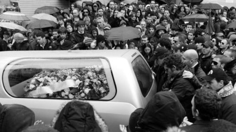 2007.gada 14.novembrī fani un 
tuvinieki atvadījās no Sandri...
Foto: Liverani
