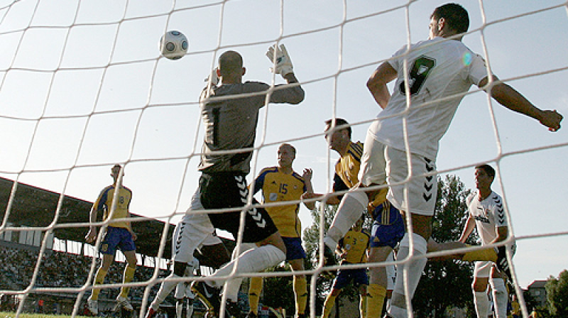 Bumba lido "Dudelange" vārtos.
Foto: Romāns Kokšarovs, Sporta Avīze, f64
