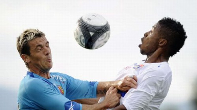 Mikels Bastoss (pa labi) jau "Lyon" krekliņā
Foto: AFP