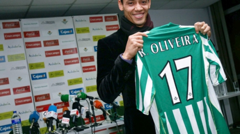 Rikardo Oliveira, šī gada sākumā saņemot "Real Betis" formu
Foto: AP