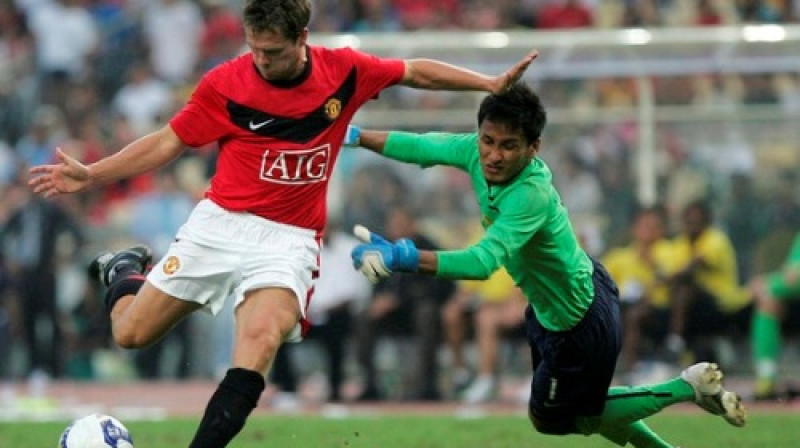 Pēc mirkļa Maikls Ouvens raidīs bumbu pretinieku vārtos
Foto: AP