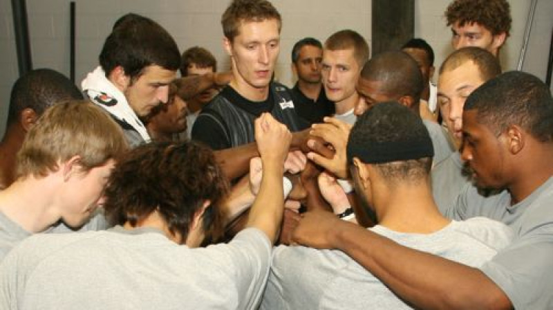 Kaspars Bērziņš (vidū) un Fīniksas komanda
Foto: nba.com