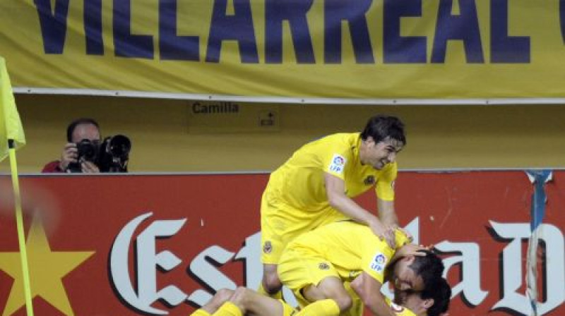 ''Villarreal'' futbolistu prieks par kārtējiem vārtiem
Foto: AP
