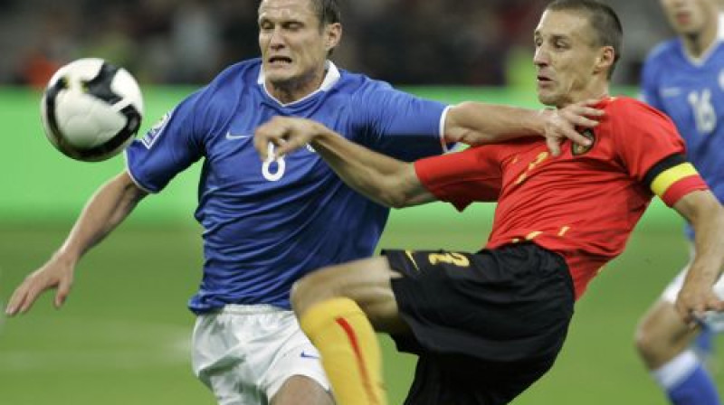 Andress Opers cīņā par bumbu
Foto: AP