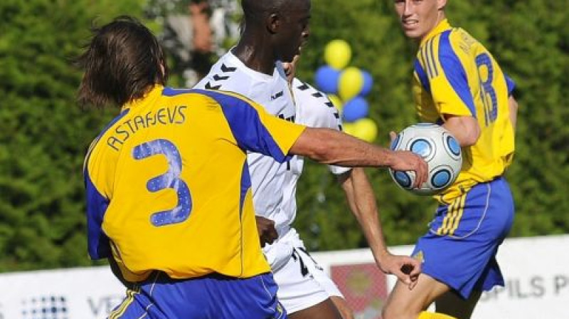 Pāvels Mihadjuks un Vitālijs Astafjevs cenšas atbruņot pretinieku
Foto: Romualds Vambuts, eSports.lv