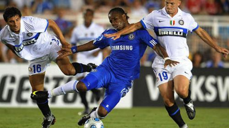 Drogba cīņā ar Kambiaso un Burdiso
Foto: AFP