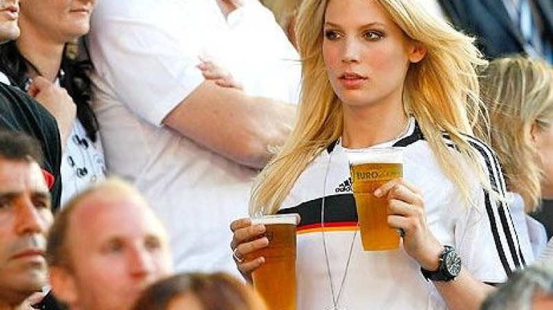 Vācijas izlases futbolista Bastiana Švainštaigera draudzene ''Euro 2008'' laikā
Foto: ballhype.com