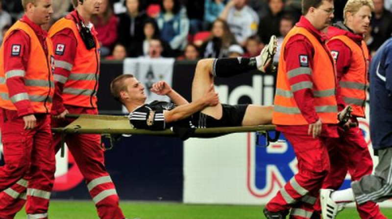 "Rosenborg" spēlētājs tiek nonests nost no laukuma
Foto: AFP